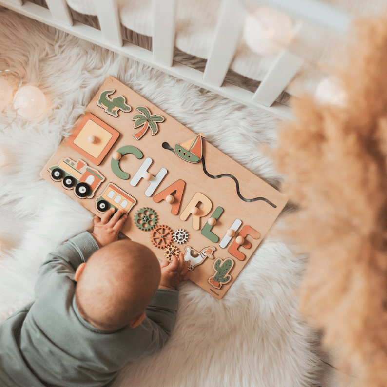 Puzzle prenom personnalise Montessori en bois - vue d'ensemble des lettres gravees