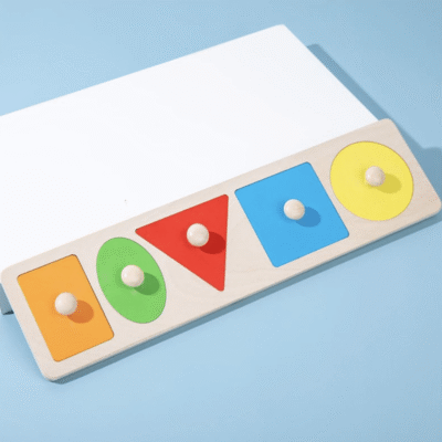 Un Puzzle en Bois pour Découvrir les Formes et les Couleurs