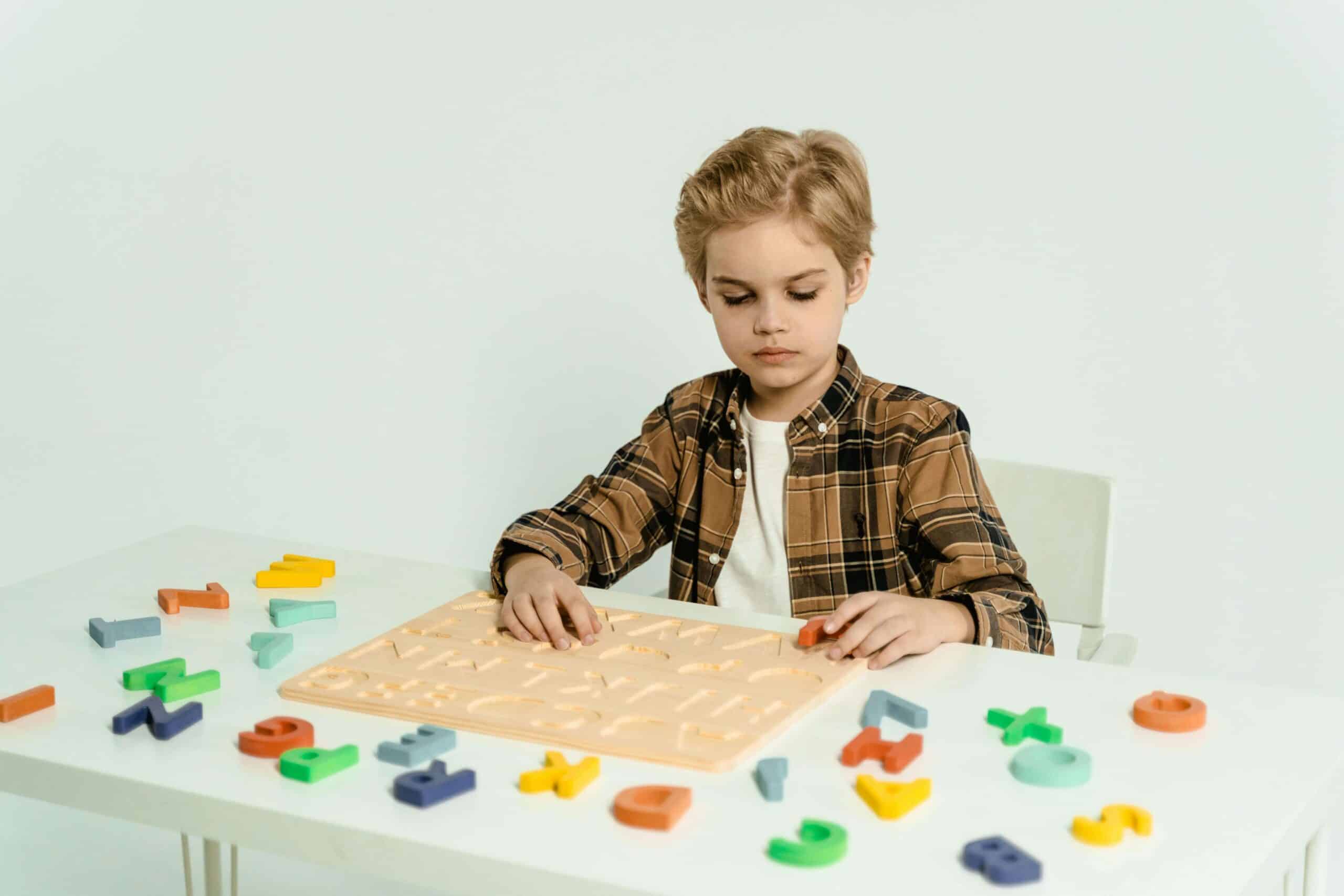 Enfant jouant avec un puzzle personnalisé Montessori favorisant la motricité fine